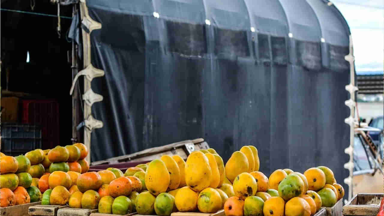 Telangana: పైనుంచి చూస్తే మామిడికాయల లోడే.. లోపల ఏముందో చూసి బిత్తరపోయిన పోలీసులు