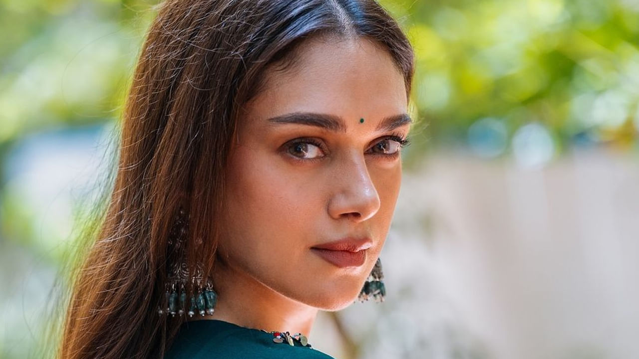 తర్వాత ఢిల్లీ యూనివర్సిటీలోని లేడీ శ్రీ రామ్ కాలేజీ నుంచి గ్రాడ్యుయేషన్ పట్టభద్రురాలైంది ఈ అందాల భామ. ఆరేళ్ల వయసులో ఢిల్లీకి చెందిన ప్రఖ్యాతి గాంచిన లీలా శాంసన్ వద్ద భరతనాట్యం నేర్చుకోవడం ప్రారంభించింది ఈ బ్యూటీ.