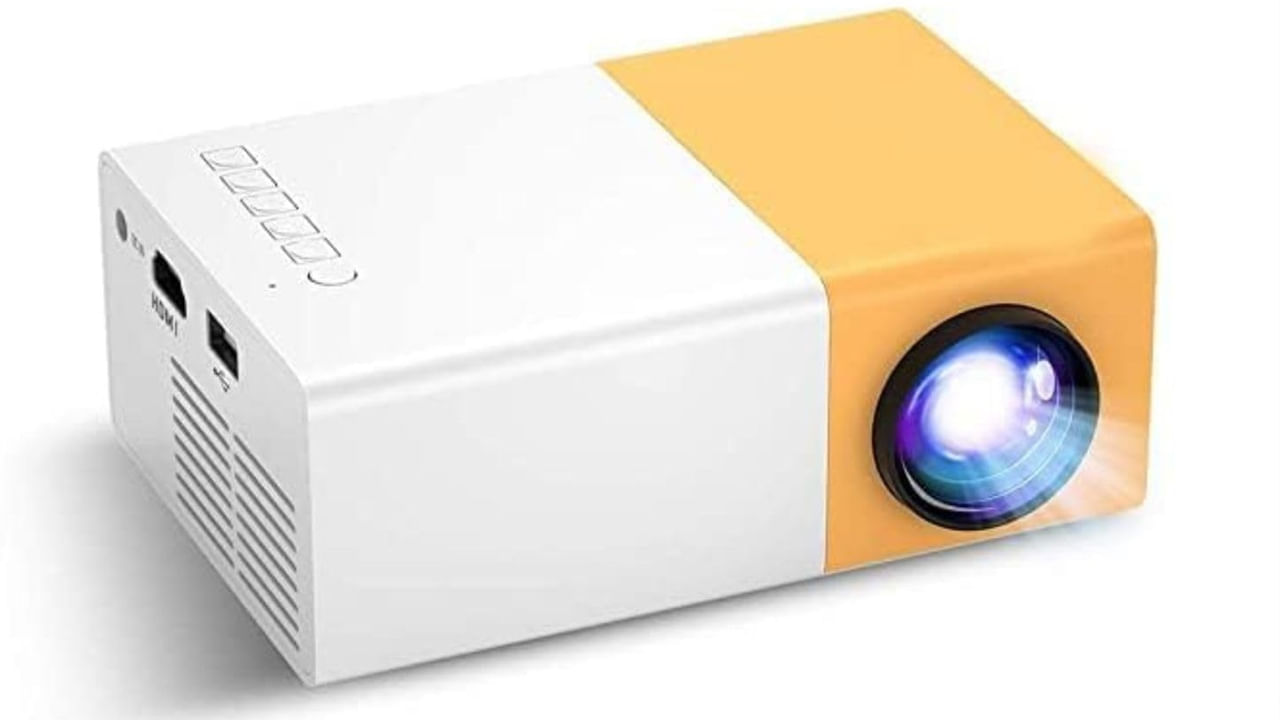 Portable Mini Projector Color LED LCD Video Multimedia Home Theater పేరుతో ఈ మినీ ప్రొజెక్టర్‌ అమెజాన్‌లో అందుబాటులో ఉంది. తక్కువ పరిమాణం, లైట్‌ వెయిట్‌తో ఉన్న ఈ ప్రొజెక్టర్‌ను ఎక్కడికైనా సింపుల్‌గా తీసుకెళ్లే అవకాశం ఉంటుంది. అలాగే దీని ఇన్‌స్టాలేషన్‌ కూడా చాలా సులభంగా చేసుకోవచ్చు. 