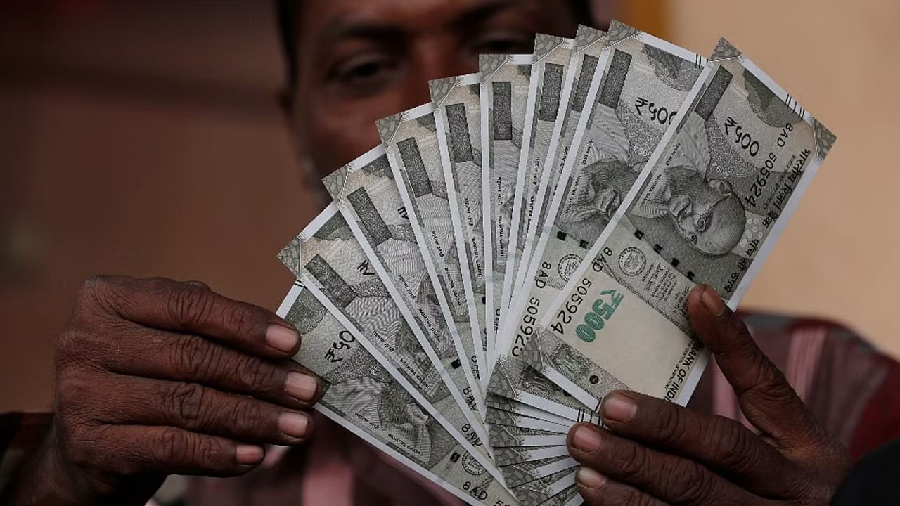  మీరు ఈ కాలేజీలు, స్కూల్స్, ఐటీ సంస్థలు ఎక్కువగా ఉండే ప్రదేశాల్లో.. ఈ ఫుడ్ ట్రక్కు ఏర్పాటు చేసుకోవచ్చు. ఉదయం 7 నుంచి 11 గంటల వరకు.. అలాగే సాయంత్రం 5 నుంచి రాత్రి 10 గంటల వరకు ఈ ఫుడ్ బిజినెస్ ఎక్కడైనా కూడా మాంచి గిరాకీగా ఉంటుంది. మనం దీనినే సిటీలలో కూడా చూసే ఉంటాం. క్వాలిటీ, క్వాంటిటీ రెండూ కరెక్ట్‌గా మెయింటెన్ చేస్తే.. మన బిజినెస్ కొద్దిరోజుల్లో వృద్ది చెందుతుంది. ముడిసరుకుకు అయ్యే ఖర్చు పోనూ.. రోజుకు రూ. 3 వేల నుంచి 5 వేల వరకు లాభం రావచ్చు. అంటే నెలకు రూ. 90 వేల నుంచి రూ. 1.50 లక్షల వరకు సంపాదించవచ్చు.