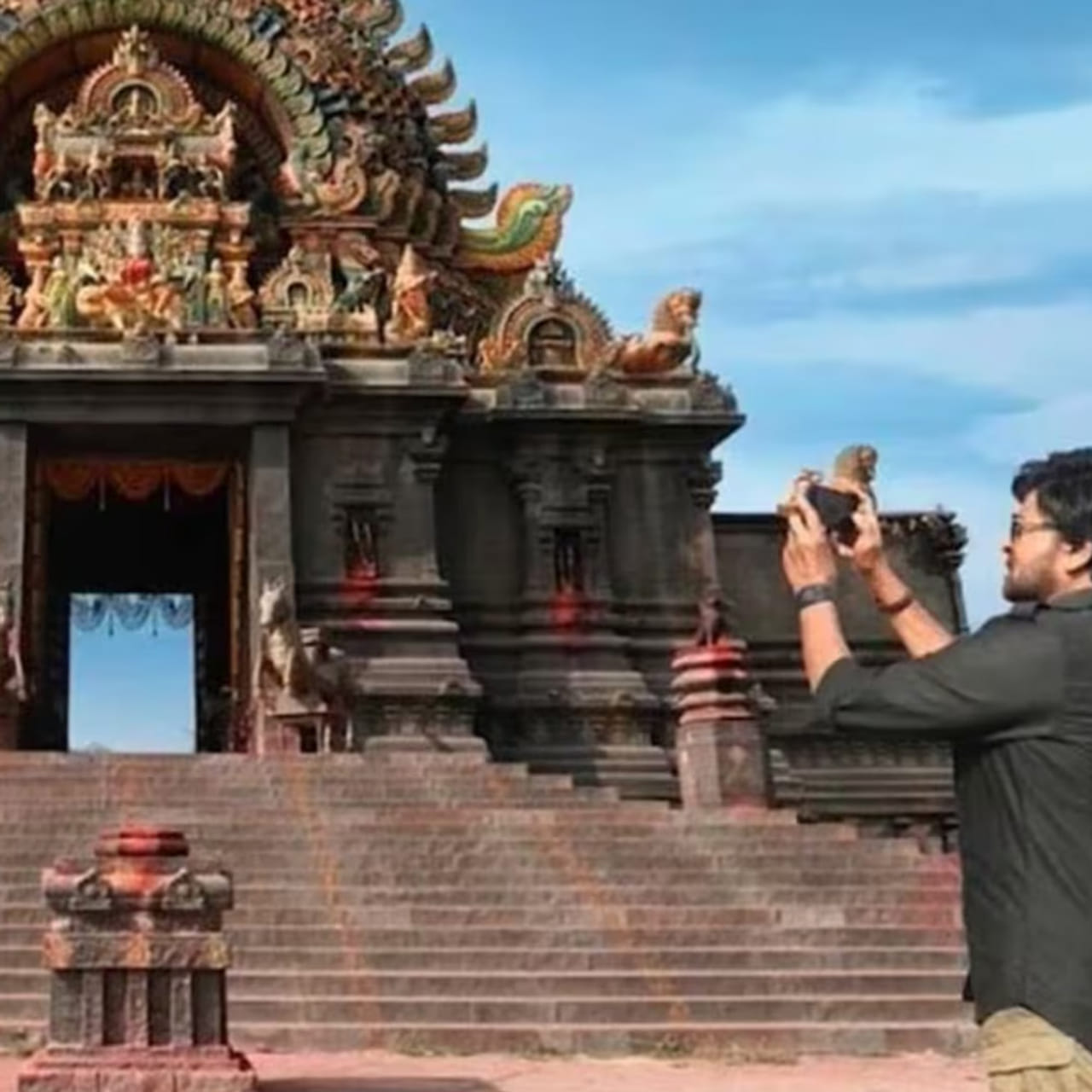 ఒరిజినల్ లొకేషన్స్ కంటే ఇప్పుడు సెట్స్ వైపు ఎక్కువగా ఆసక్తి చూపిస్తున్నారు మన దర్శకులు. మనం ఫారెన్ వెళ్లడం ఏంటి..? ఫారెన్‌నే ఇక్కడికి తీసుకొస్తే అయిపోతుంది కదా అంటున్నారు. మరోవైపు ఏకంగా దేశాల సెట్ కూడా వేస్తున్నారు. తాజాగా మరో సినిమా కోసం ఓ భారీ సెట్ నిర్మాణం జరుగుతుంది. అదిప్పుడు టాక్ ఆఫ్ ది ఇండస్ట్రీగా మారింది. 