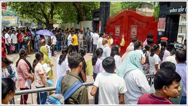 NEET UG 2024: ఒకే పరీక్ష సెంటర్లో ఆరుగురికి సేమ్ మార్కులు.. పెద్ద దుమారం.. రోడ్లెక్కిన విద్యార్థులు