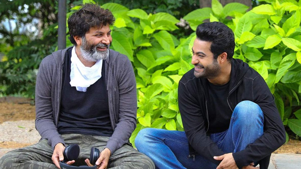 ఆ మధ్య తారక్‌ - త్రివిక్రమ్‌ సినిమా పట్టాలెక్కుతుందని అనుకున్నారు. కానీ, కథ కుదరకపోవడంతో అది ముందుకు సాగలేదు. అయితే ఇది ఎందుకు ఆగిపోయింది అనే విషయంపై ఎలాంటి స్పష్టత లేదు.