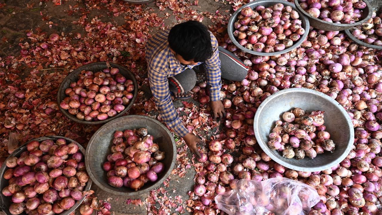 Onion Price: సామాన్యుడి నెత్తిపై మరో పిడుగు.. మళ్లీ ఘాటెక్కిన ఉల్లి! కూరగాయలదీ అదే దారి..