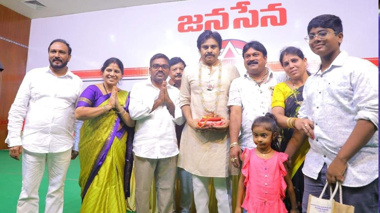 ఎన్నికల ప్రచారంలో భాగంగా అమలాపురం వచ్చిన పవన్ కళ్యాణ్  విజయం సాధించాలని పోలేరమ్మకు పూజ చేసిన వెండి పూలతో విజయ దండ చేయించి పవన్ కళ్యాణ్ మెడలో వేశారు సమనస గ్రామ వైస్ ప్రెసిడెంట్ జనసేన వీర అభిమాని మామిడపల్లి దొరబాబు పవన్ కళ్యాణ్ మెడలో వేశారు. 