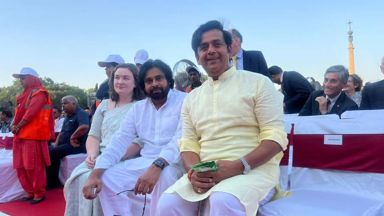 సికింద్రాబాద్ నుంచి గెలిచిన కిషన్రెడ్డి కేబినెట్ మంత్రిగా ప్రమాణం చేశారు. కరీంనగర్ నుంచి ఎంపీగా గెలిచిన బండి సంజయ్ కేంద్ర సహాయ మంత్రిగా ప్రమాణం చేశారు.