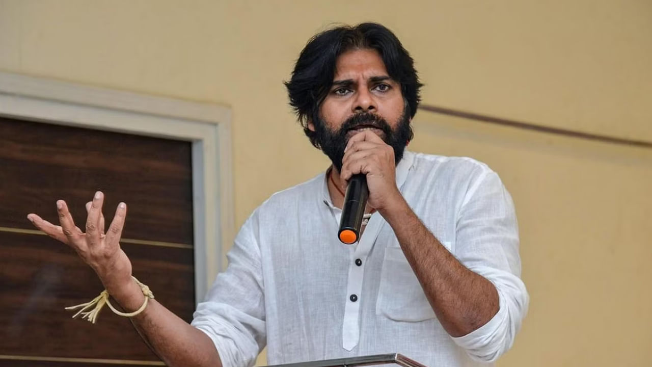 పవన్ కళ్యాణ్ విజయం సినిమా వాళ్లకు ఎంతో సంతోషాన్నిస్తుందనడంలో సందేహం లేదు. సోషల్ మీడియాలో కురుస్తున్న అభినందనల వెల్లువే దీనికి నిదర్శనం. తమలోంచి ఒకడు ఇప్పుడు అధికారంలోకి వచ్చారు కాబట్టి ఇండస్ట్రీకి ఇకపై మరిన్ని మంచి రోజులు రాబోతున్నాయని కలలు కంటున్నారు నిర్మాతలు. మరి ఆ మార్పు ఎలా ఉండబోతుందో చూడాలిక.