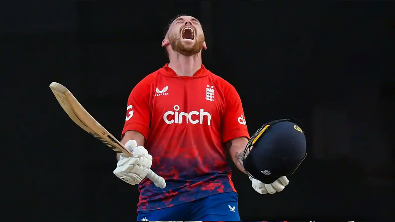 ఓమన్‌తో జరిగిన ఇంగ్లండ్‌ ఇన్నింగ్స్‌లో తొలి రెండు బంతుల్లో ఫిల్ సాల్ట్ వరుసగా సిక్సర్లు బాదాడు. ఓమన్ తరపున బిలాల్ ఖాన్ ఈ ఓవర్‌ను బౌలింగ్ చేశాడు. టీ20 ఇంటర్నేషనల్‌లో ఇన్నింగ్స్‌లో తొలి రెండు బంతుల్లో వరుసగా సిక్సర్లు బాదిన తొలి బ్యాట్స్‌మెన్‌గా ఫిల్ సాల్ట్ నిలిచాడు. అతడికి ముందు ఏ దేశానికి చెందిన ఓపెనింగ్ బ్యాట్స్‌మెన్ ఇలాంటి ఘనత సాధించలేకపోయాడు.