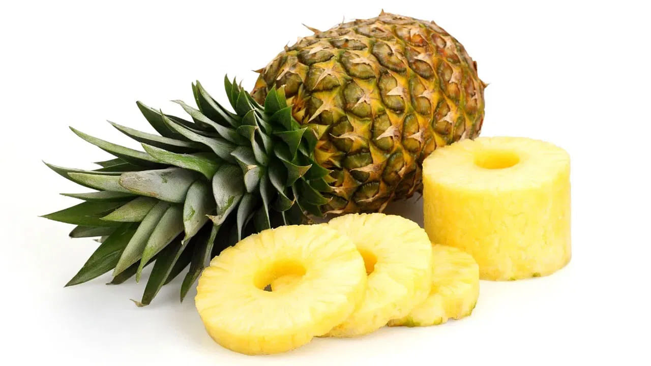 పైనాపిల్: పైనాపిల్‌లో కనిపించే బ్రోమెలైన్ అనే ఎంజైమ్ మంటను తగ్గించడంలో చాలా ప్రభావవంతంగా పరిగణిస్తారు. శస్త్రచికిత్స తర్వాత వాపును తగ్గించడానికి బ్రోమెలైన్ సహాయపడుతుందని అధ్యయనాలు చూపిస్తున్నాయి.