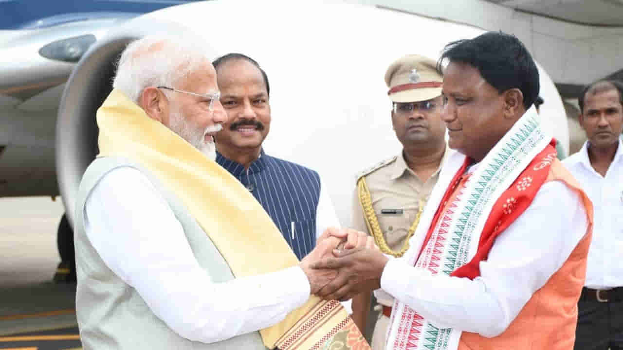 Odisha: ఒడిశాలో కొలువుదీరిన కొత్త సర్కార్.. మోదీ సమక్షంలో మోహన్ చరణ్ మాఝి ప్రమాణస్వీకారం