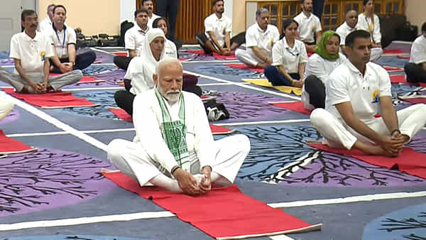 PM Modi: శ్రీనగర్లో 7 వేల మందితో ప్రధాని మోదీ యోగాసనాలు