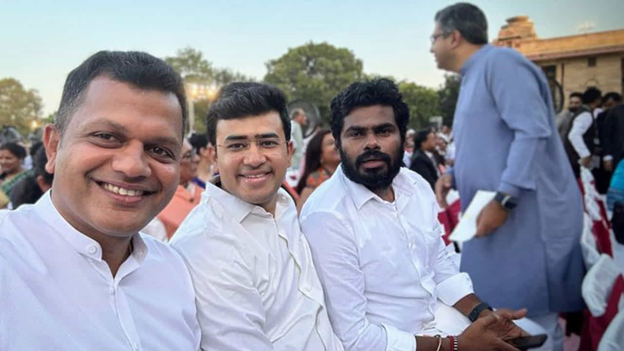 ఈ వేడుకకు TDP అధినేత, ఏపీ కాబోయే ముఖ్యమంత్రి చంద్రబాబు, జనసేన అధ్యక్షుడు పవన్ కల్యాణ్ సహా మిత్రపక్షాల అగ్రనేతలంతా హాజరయ్యారు. ప్రమాణ స్వీకారమహోత్సవానికి పలు దేశాల అధినేతలు, సెలబ్రిటీలు సైతం హాజరయ్యారు. ఈ కార్యక్రమం అంగరంగవైభవంగా జరిగింది.