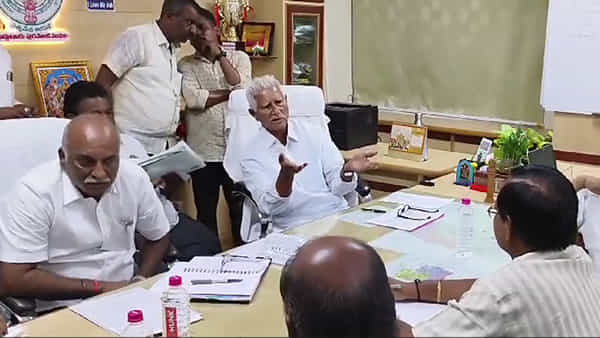 మీరే మారతారా.. నన్ను మార్చేయమంటారా? అధికారులకు ప్రొద్దుటూరు ఎమ్మెల్యే స్ట్రాంగ్ వార్నింగ్..!