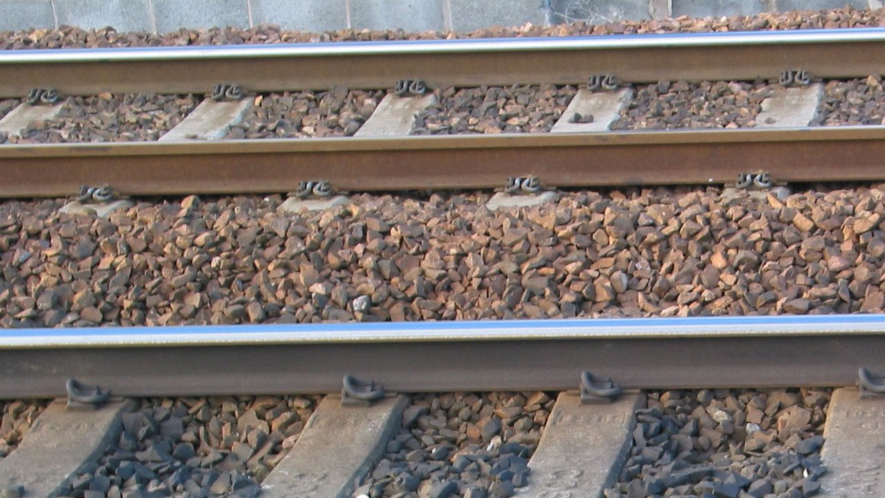 Railway Track: రైలు పట్టాల మధ్య కంకర ఎందుకు ఉంటుందో తెలుసా..?