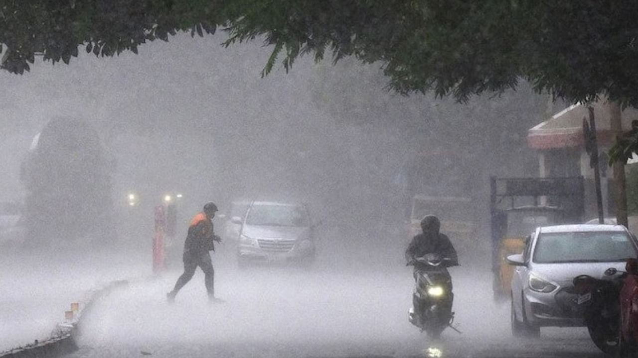 AP Rains Alert: ఏపీ ప్రజలకు వెథర్ అలెర్ట్.. ఆ జిల్లాల్లో మరో రెండ్రోజులు తేలికపాటి నుంచి మోస్తరు వర్షాలు..