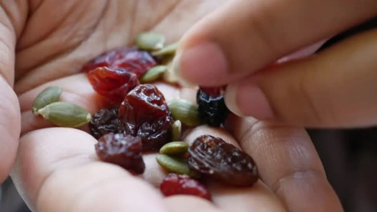 Raisin Health Benefits రోజూ నానబెట్టిన ఎండు ద్రాక్ష తీసుకుంటే ఏం
