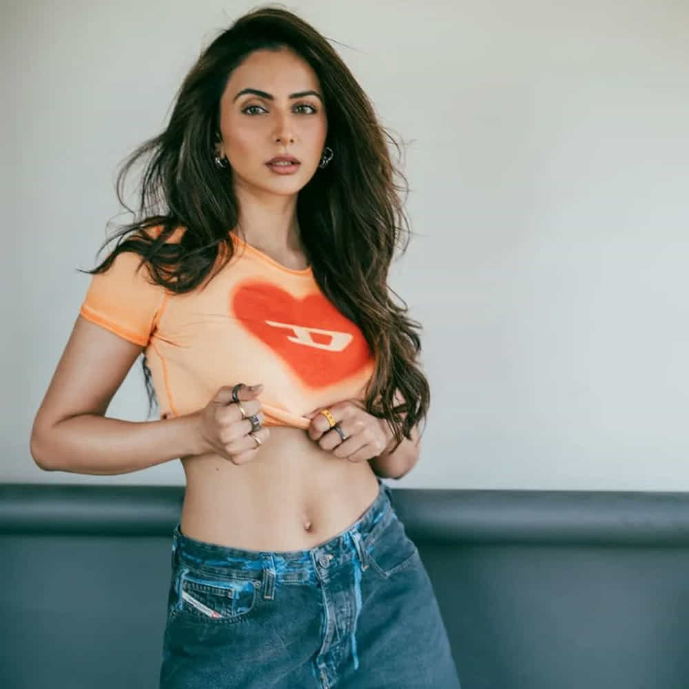 Rakul Preet Singh: ఇండియన్ 2 సినిమాలో ఓ హీరోయిన్‌గా నటిస్తున్నారు రకుల్ ప్రీత్ సింగ్. ఇందులో హీరో సిద్ధార్థ్‌కు జోడీగా నటిస్తున్నారీమె. తాజాగా ఇండియన్ 2 సినిమాలో తన పాత్ర గురించి చెప్పుకొచ్చారు రకుల్. ఈ సినిమాలో తన కారెక్టర్‌ను శంకర్ తీర్చిదిద్ధిన తీరు అద్భుతం అని.. ఎవరికీ తలొంచని అమ్మాయిగా ఇందులో నటిస్తున్నట్లు తెలిపారు రకుల్. తన నిజ జీవితానికి దగ్గరగా ఉండే పాత్రనే ఇందులో చేస్తున్నట్లు తెలిపారు ఈ బ్యూటీ. 