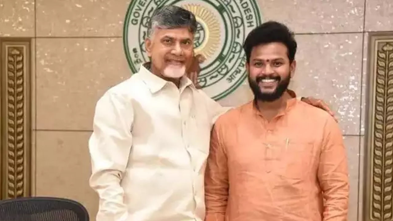 
(టీడీపీ అధినేతతో రామ్మెహన్ నాయుడు)  శ్రీకాకుళం జిల్లా నిమ్మాడలో జన్మించిన రామ్మెహన్ నాయుడు బీటెక్, ఎంబీఏ పూర్తిచేశారు. 2017లో టీడీపీ సీనియర్ బండారు సత్యనారాయణ మూర్తి చిన్న కుమార్తె శ్రావ్యను పెళ్లి చేసుకున్నారు. ఈ దంపతులకు ఒక కుమార్తె ఉంది.