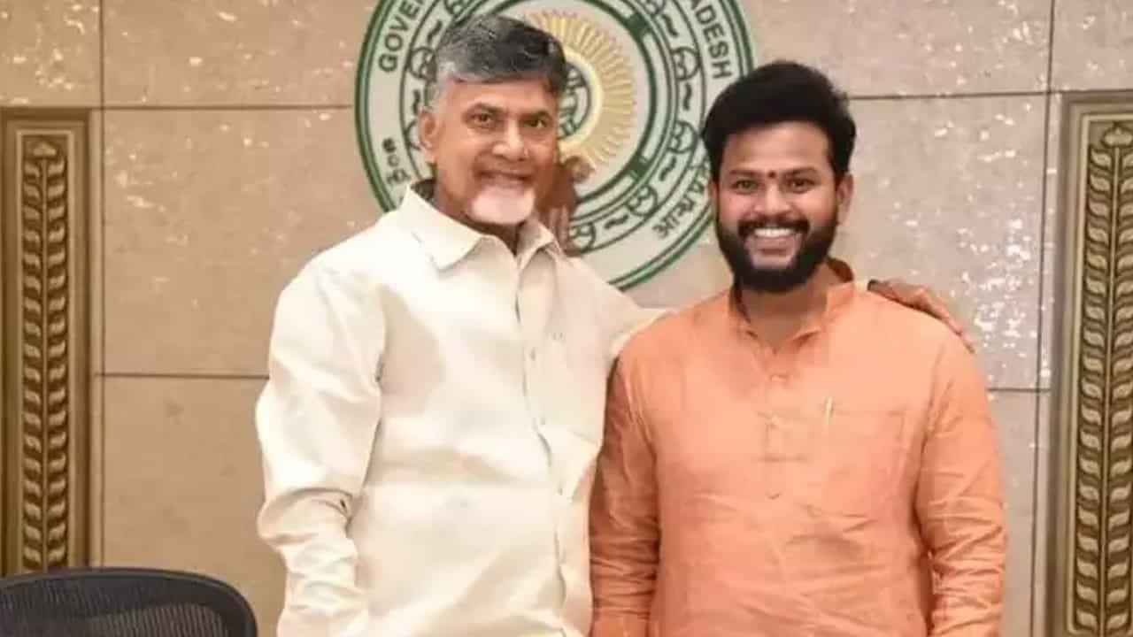 
(టీడీపీ అధినేతతో రామ్మెహన్ నాయుడు)  శ్రీకాకుళం జిల్లా నిమ్మాడలో జన్మించిన రామ్మెహన్ నాయుడు బీటెక్, ఎంబీఏ పూర్తిచేశారు. 2017లో టీడీపీ సీనియర్ బండారు సత్యనారాయణ మూర్తి చిన్న కుమార్తె శ్రావ్యను పెళ్లి చేసుకున్నారు. ఈ దంపతులకు ఒక కుమార్తె ఉంది.