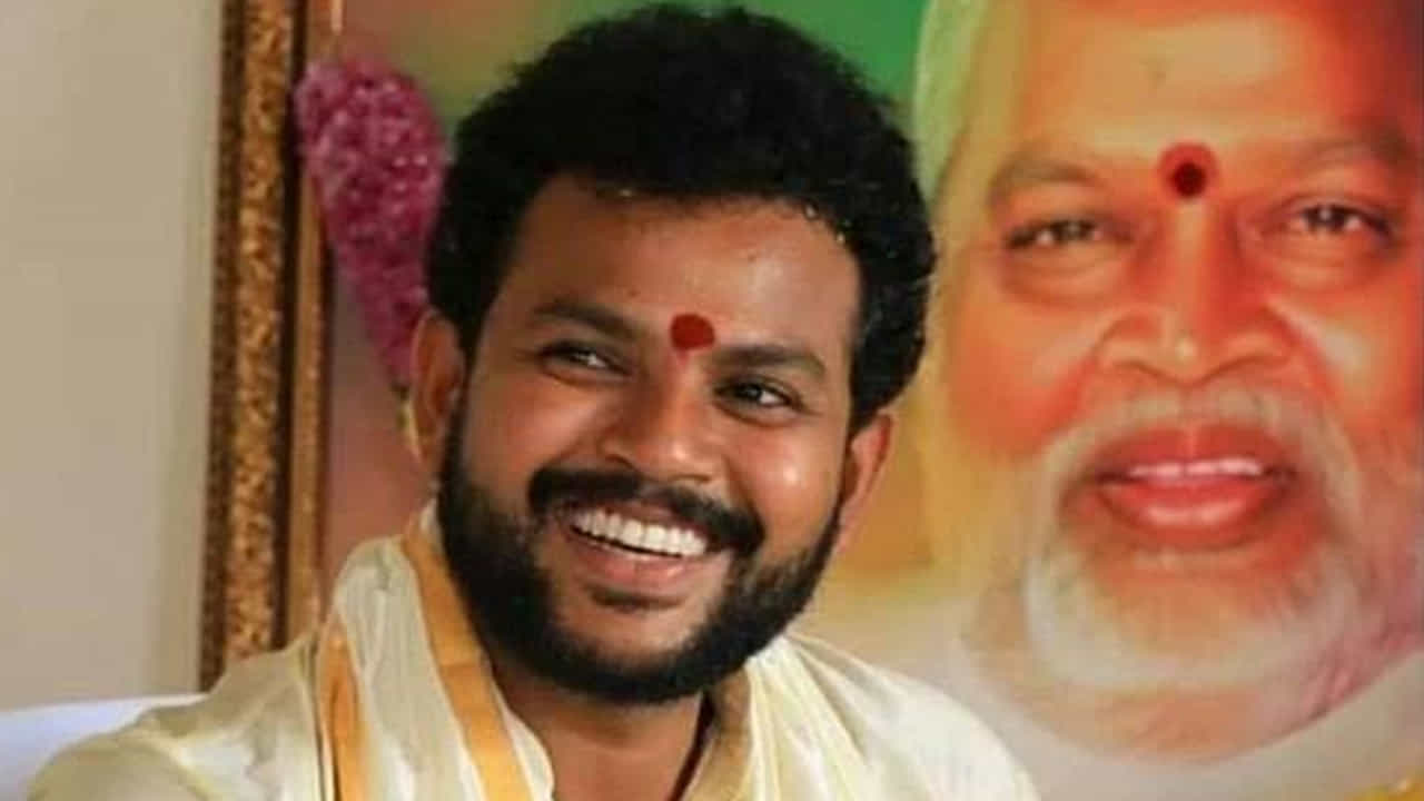 కేంద్ర మాజీ మంత్రి, దివంగత ఎర్రన్నాయుడి కుమారుడిగా రామ్మోహన్ నాయుడు రాజకీయాల్లోకి వచ్చారు. ఆయన వయసు 36 ఏళ్లు. దీంతో ఈసారి కేబినెబ్‌లో పిన్న వయస్కుడైన కేబినెట్ మంత్రిగా సిక్కోలు చిన్నోడు రికార్డు నెలకొల్పారు. టీడీపీ జాతీయ ప్రధాన కార్యదర్శిగానూ బాధ్యతలు నిర్వహిస్తున్నారు రామ్మోహన్ నాయుడు. 
