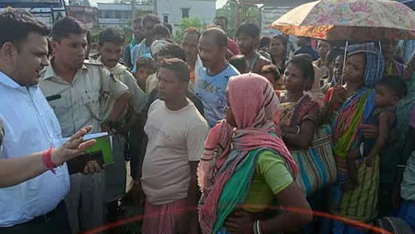 కడుపు మండిన పేదలు.. మహిళా రేషన్ డీలర్కు చెప్పుల దండవేసి ఊరేగింపు..ఎక్కడంటే..