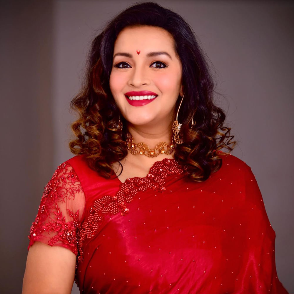 రేణూ దేశాయ్ సోషల్ మీడియాలో చాలా యాక్టివ్‏గా ఉంటుందన్న సంగతి తెలిసిందే. ఆమె అకీరా, ఆద్య గురించి చేసే పోస్టులు క్షణాల్లో వైరలవుతుంటాయి. నిత్యం తన ఫ్యామిలీ విషయాలతోపాటు.. జంతువుల సంరక్షణకు సంబంధించిన విషయాలను కూడా పోస్ట్ చేస్తుంటారు. అయితే ఆమె ప్రతి పోస్ట్ పై పవన్ ఫ్యాన్స్ రియాక్ట్ అవుతుంటారు.  