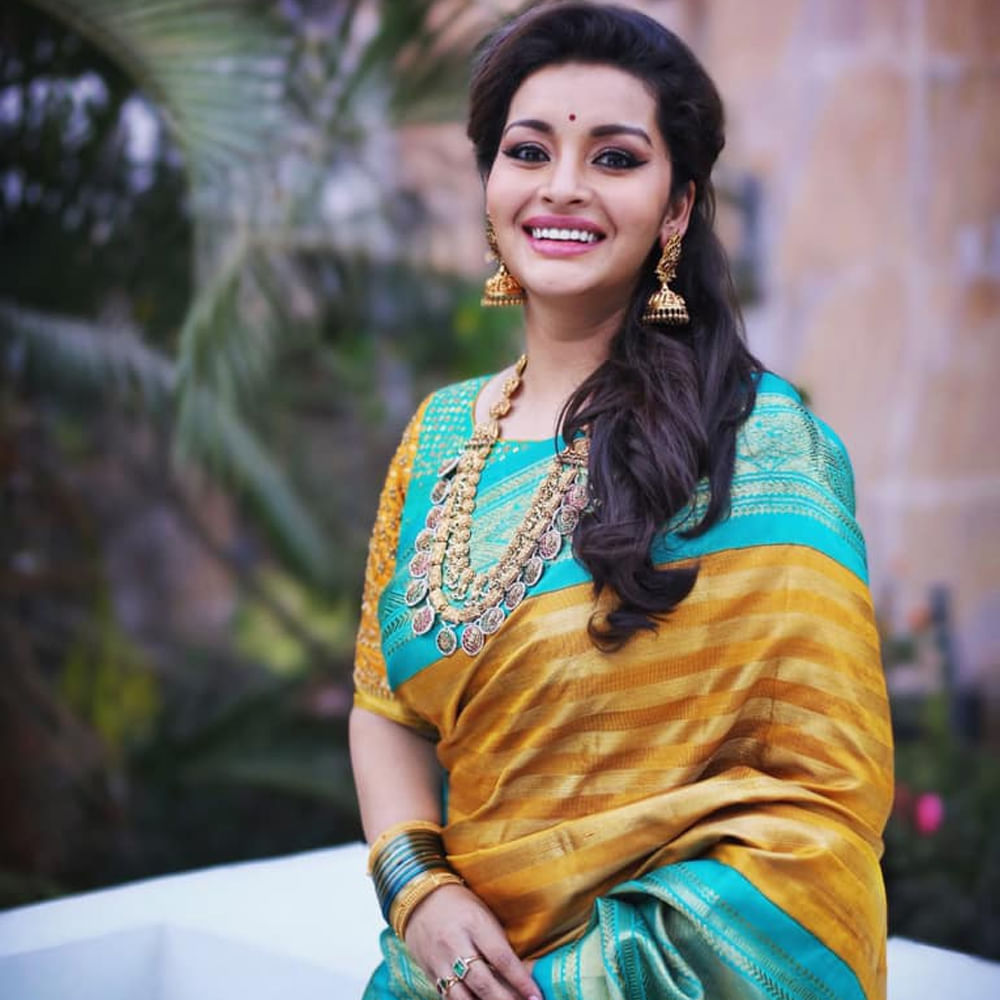 అయితే ఓ నెటిజన్ రియాక్ట్ అవుతూ 'వదినగారు మీరు కొన్ని ఇయర్స్ ఓపిక పట్టుంటే బాగుండేది. ఒక దేవుడ్ని పెళ్లి చేసుకుని ఆయన అంతరంగం తెలియకుండా వెళ్లిపోయారు. కానీ ఈరోజు ఆయన విలువ మీకు తెలిసింది. ఏది ఏమైనా విధి అంతా డిసైడ్ చేస్తుంది. ఈరోజు పిల్లలు అన్నయ్యతో ఉన్నారు చాలా వదిన మిమ్మల్ని మిస్ అవుతున్నాం' అంటూ కామెంట్ చేశాడు.