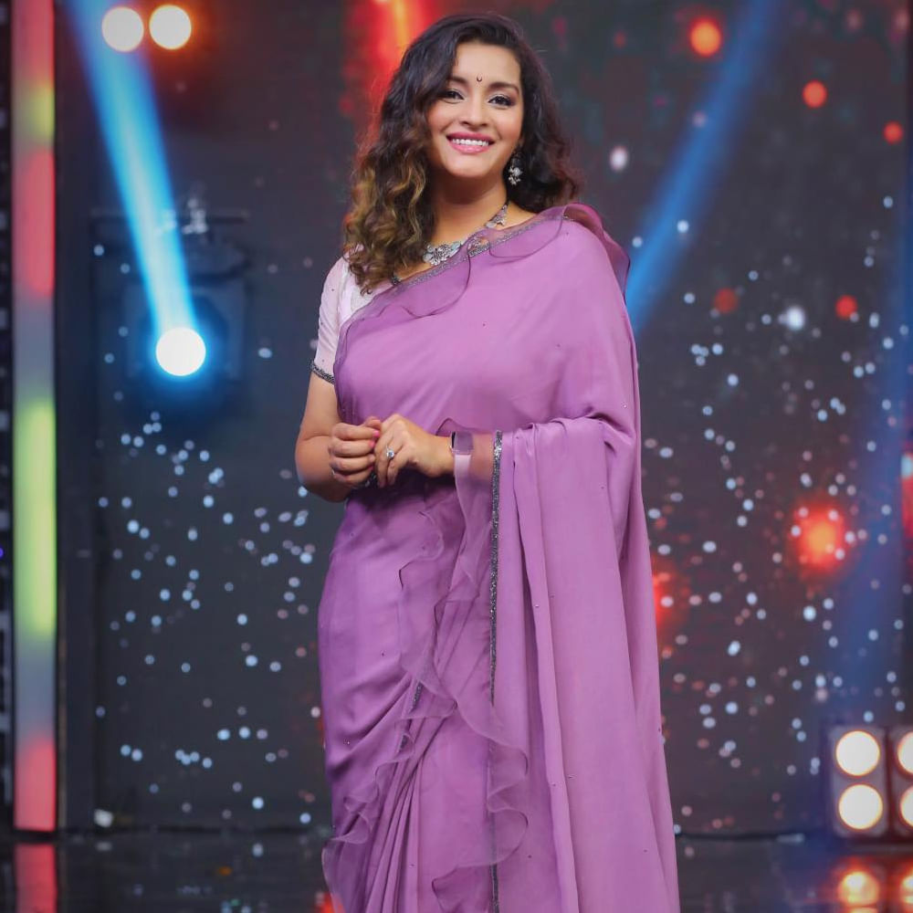 తాజాగా రేణు దేశాయ్ తన ఇంట్లో జరిపిన పండుగ, హోమం గురించి చెప్పింది. తానే తన చేతులతో ప్రసాదం చేశానని.. ఇలా ప్రత్యేక పూజలు చేసినప్పుడు తన చేత్తో  ప్రాసంద చేయడం అంటే ఇష్టమని రేణూ దేశాయ్ చెప్పుకొచ్చింది. అయితే ఆమె షేర్ చేసిన వీడియో పై పవన్ ఫ్యాన్స్ రియాక్ట్ అయ్యారు. 