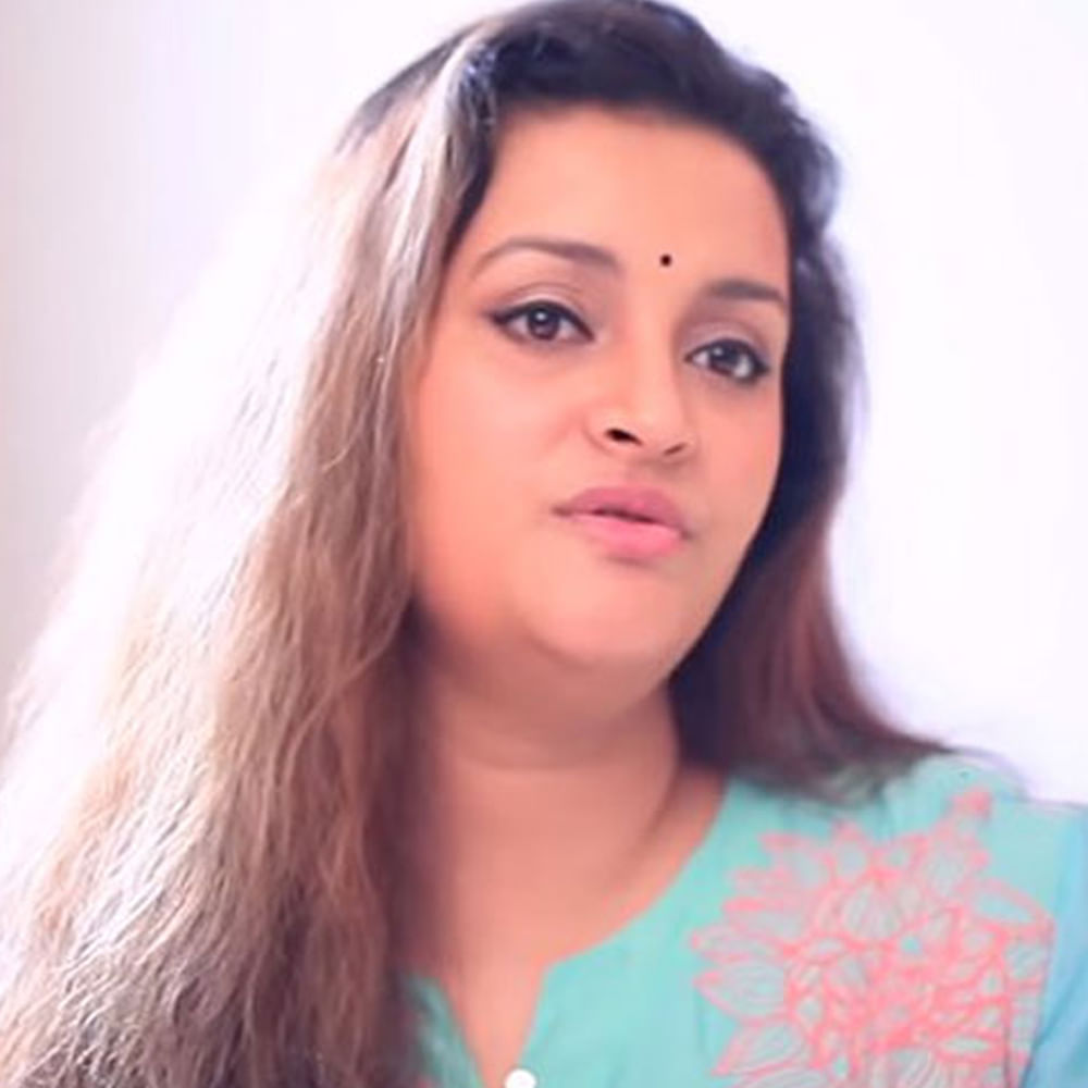 ఇంకో నెటిజన్ సూపర్ అమ్మ మీరు.. అన్న దగ్గర లేకపోయినా బాగా పూజలు చేస్తున్నారు అని ఇంకో మహానుభావుడు కామెంట్ చేశాడు. ఆ కామెంట్ కు రేణూ దేశాయ్ ఫైర్ అయ్యారు. అన్న దగ్గర లేకపోయినా ? .. అంటే అర్థం ఏంటీ? నాకు నా సొంత లైఫ్ ఉండదా..? మీరు ఇలాంటి కామెంట్స్ పెట్టి నన్ను బాధపెడుతున్నారు  రేణు దేశాయ్ ఆవేదన చెందారు. 