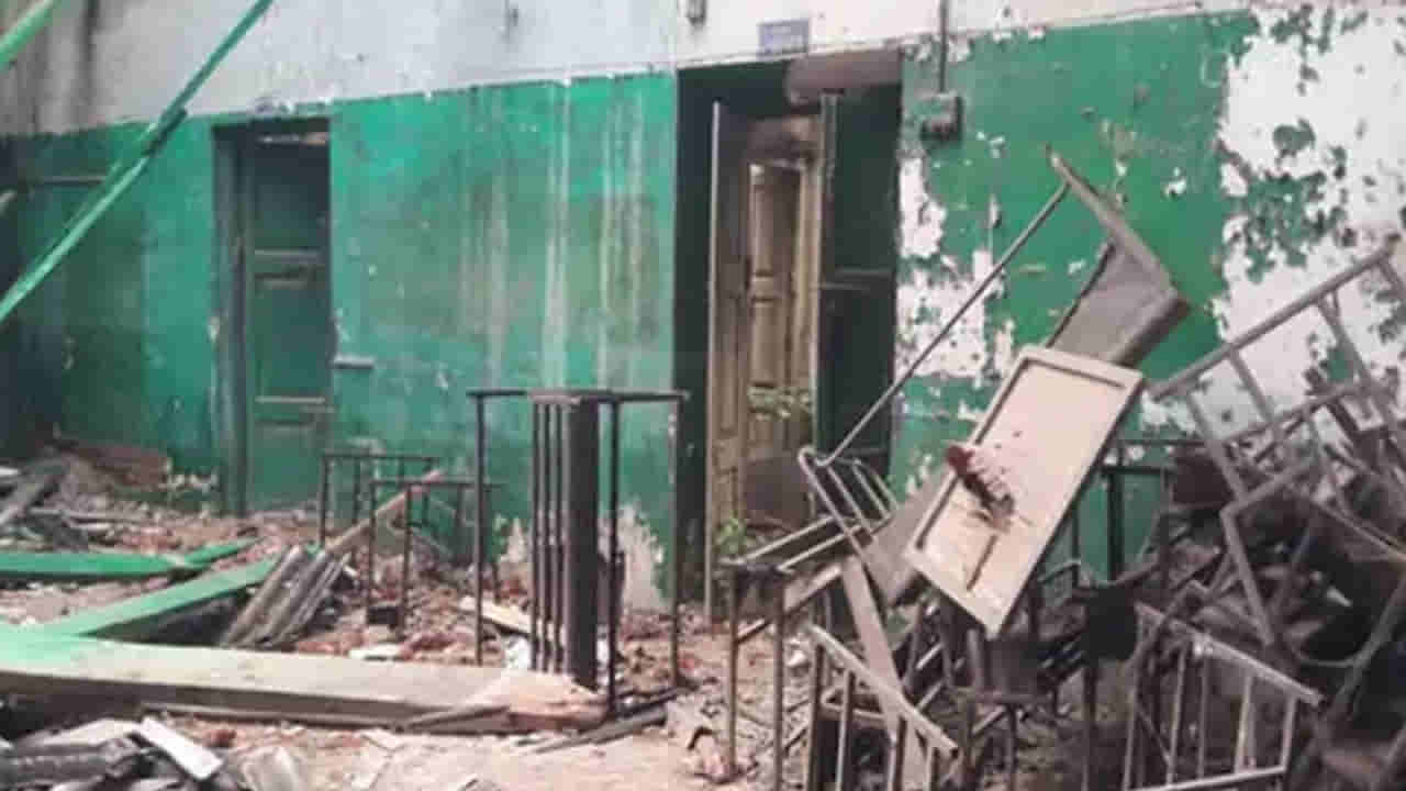 Telangana: అక్కడ వర్షం వస్తే భయం భయం.. అగమవుతున్న విద్యార్థుల చదువులు..