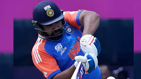 IND vs IRE: టీమిండియా ఫ్యాన్స్కు బ్యాడ్ న్యూస్.. గాయంతో మైదానం వీడిన రోహిత్..