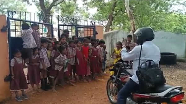 Watch Video: ప్లీజ్ సార్ వెళ్లొద్దు.. ట్రాన్సఫర్ వద్దంటూ టీచర్ను అడ్డుకున్న స్టూడెంట్స్.. గుండెలు పిండేస్తోన్న పసి హృదయాలు..