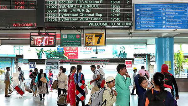 Secunderabad: రైల్వే స్టేషన్లో అనుమానాస్పదంగా లేడీ ప్యాసింజర్.. ఆమె లగేజ్ చేయగా