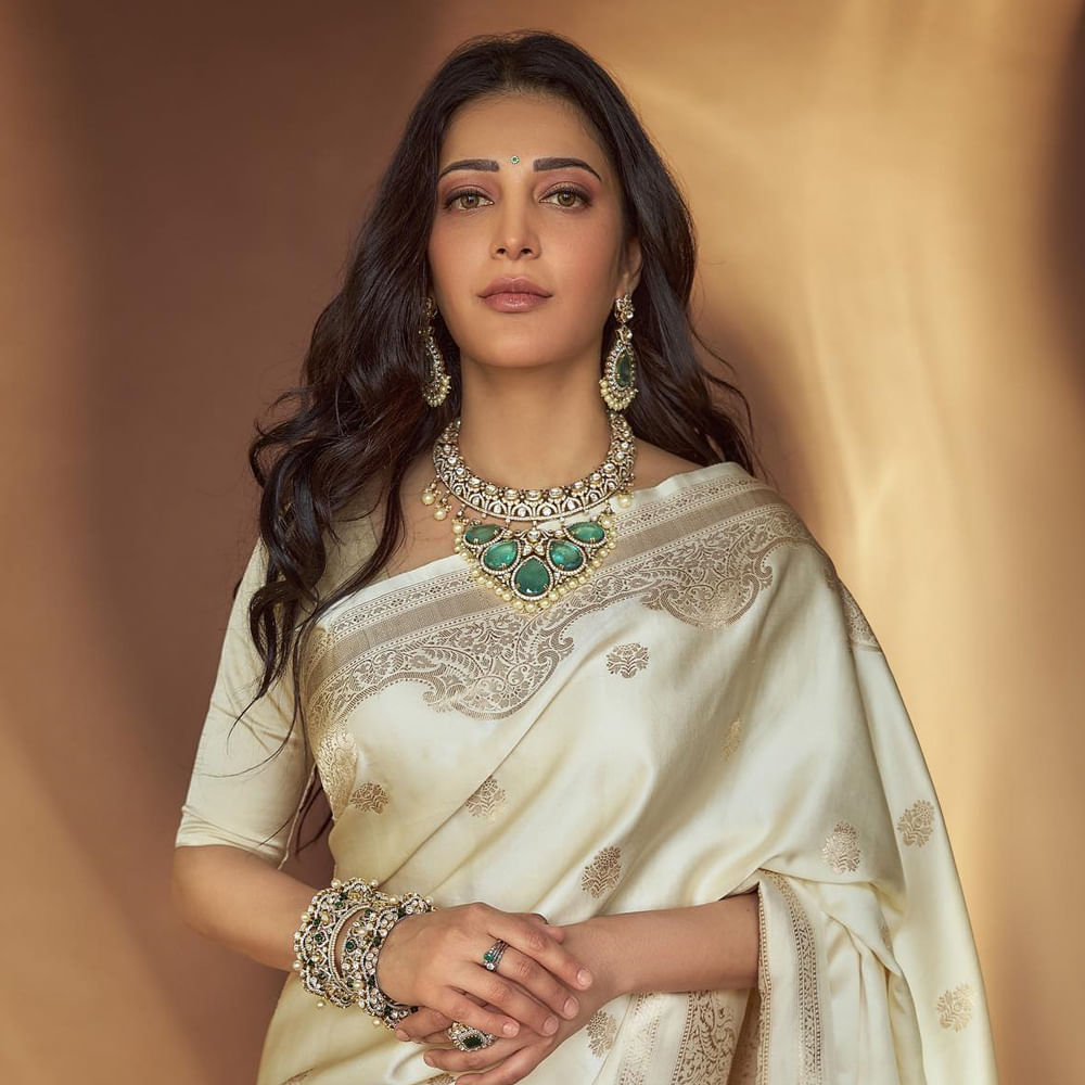 సెకండ్ ఇన్నింగ్స్లో సూపర్ ఫామ్లో ఉన్న శ్రుతి హాసన్, మూవీ సెలక్షన్ విషయంలో కూడా తనదైన మార్క్ చూపిస్తున్నారు. క్యారెక్టర్ నచ్చితే.. కో ఆర్టిస్ట్ ఎవరన్నది పెద్దగా కేర్ చేయటం లేదు ఈ బ్యూటీ. అప్ కమింగ్ సినిమాల విషయంలో శ్రుతి తీసుకుంటున్న డెసిషన్స్ హాట్ టాపిక్ అవుతున్నాయి.