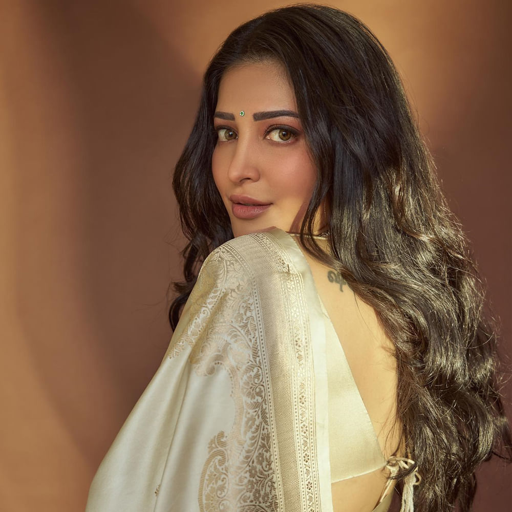 రీ ఎంట్రీలో సూపర్ ఫామ్‌లో ఉన్నారు స్టార్ కిడ్ శ్రుతి హాసన్‌. క్రాక్‌ సినిమాతో సెకండ్ ఇన్నింగ్స్  మొదలుపెట్టిన ఈ బ్యూటీ వకీల్‌సాబ్‌, వీర సింహారెడ్డి, వాల్తేరు వీరయ్య, సలార్‌ పార్ట్‌ 1 లాంటి సూపర్ హిట్ సినిమాల్లో నటించారు.