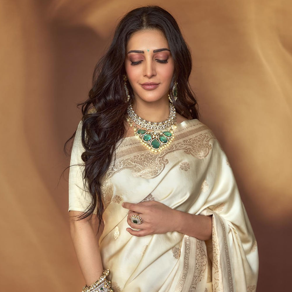  నాని సినిమా హాయ్ నాన్నలో స్పెషల్ సాంగ్‌లో తళుక్కుమన్నారు. ఈ లిస్ట్ చూసిన ఇండస్ట్రీ జనాలు శ్రుతి మూవీ సెలక్షన్‌ గురించి డిస్కస్‌ చేస్తున్నారు. సాధారణంగా మంచి ఫామ్‌లో ఉన్న హీరోయిన్స్‌ సీనియర్‌ స్టార్స్‌తో జోడి కట్టేందుకు ఆలోచిస్తారు.