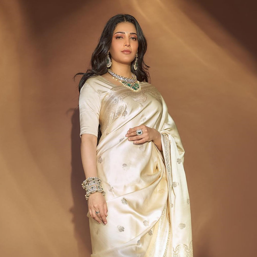 ఓ వైపు చిరు, బాలయ్య లాంటి సీనియర్స్‌కు జంటగా నటిస్తూనే ప్రభాస్‌, నాని సినిమాల్లోనూ నటించారు శ్రుతి. ప్రజెంట్ మరో యంగ్ హీరో అడివి శేష్‌కు జోడిగా డెకాయిట్‌ అనే డిఫరెంట్ మూవీ చేస్తున్నారు. ఇలా సీనియర్స్‌తోనూ యంగ్‌ స్టర్స్‌తోనూ ఓకేసారి సినిమాలు చేస్తు సంథింగ్ స్పెషల్ అనిపించుకుంటున్నారు ఈ మల్టీ టాలెంటెడ్‌ బ్యూటీ.