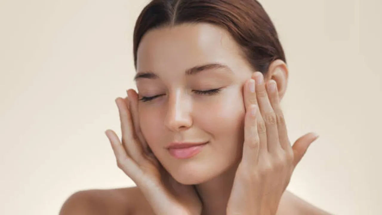 అందంగా కనిపించేందుకు అమ్మాయిలు ప్రత్యేక శ్రద్ధ తీసుకుంటారు. ఉదయం నిద్ర లేచినప్పటి నుంచి మళ్లీ రాత్రి పడుకునే ముందు వరకు రకరకాల టిప్స్‌ ఫాలో అవుతుంటారు. తెల్లని ఛాయ కోసం ముఖం కడుక్కొవడానికి ఫేస్ వాష్ వాడడమే కాకుండా క్రీమ్, స్క్రబ్, సీరమ్ లను కూడా వాడతారు. అయితే చర్మాన్ని తెల్లగా మార్చేందుకు కొన్ని రకాల పానీయాలు కూడా ఉపయోగపడతాయని మీకు తెలుసా?