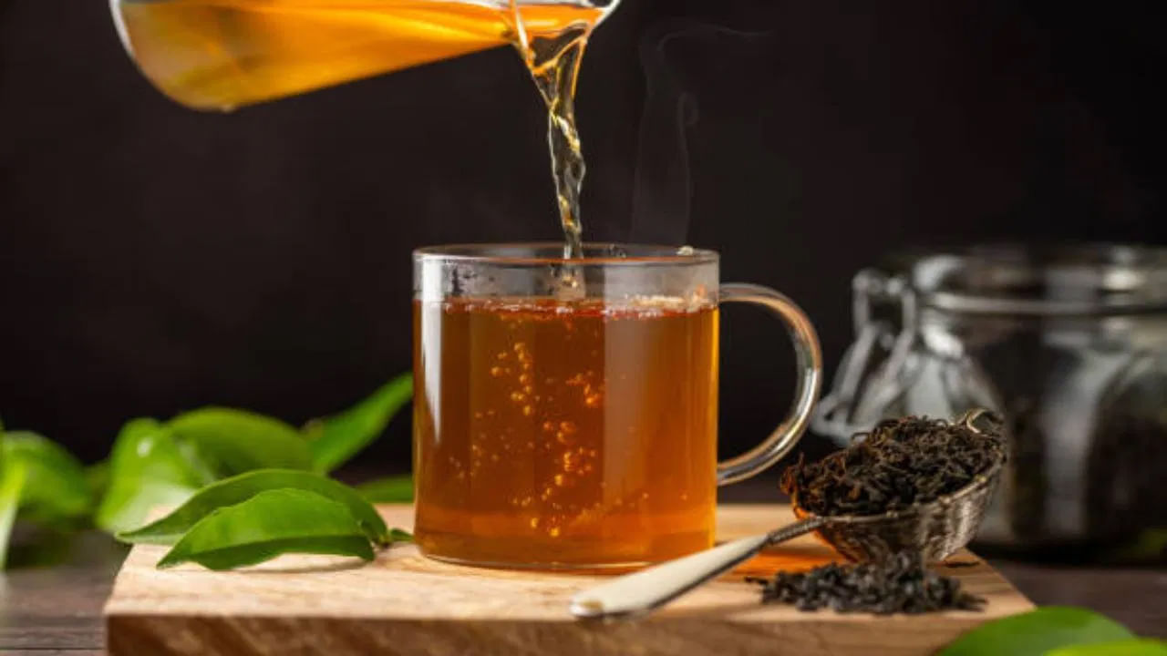 ఈ పానియం ఎలా తయారు చేస్తారంంటే.. రెండు గ్లాసుల నీటిని వేడి చేసుకుని, అందులో కొన్ని పుదీనా ఆకులు, 2-3 చిన్న ఏలకులు, ఒక చెంచా సోంపు గింజలు వేసుకోవాలి. ఇప్పుడు మీడియం మంట మీద దీన్ని బాగా మరిగించాలి. తర్వాత గ్యాస్ ఆఫ్ చేసి, వడకట్టి.. ఉదయం ఖాళీ కడుపుతో త్రాగాలి. ఇది చర్మ సమస్యలకు లోపలి నుంచి చికిత్స అందిస్తుంది.