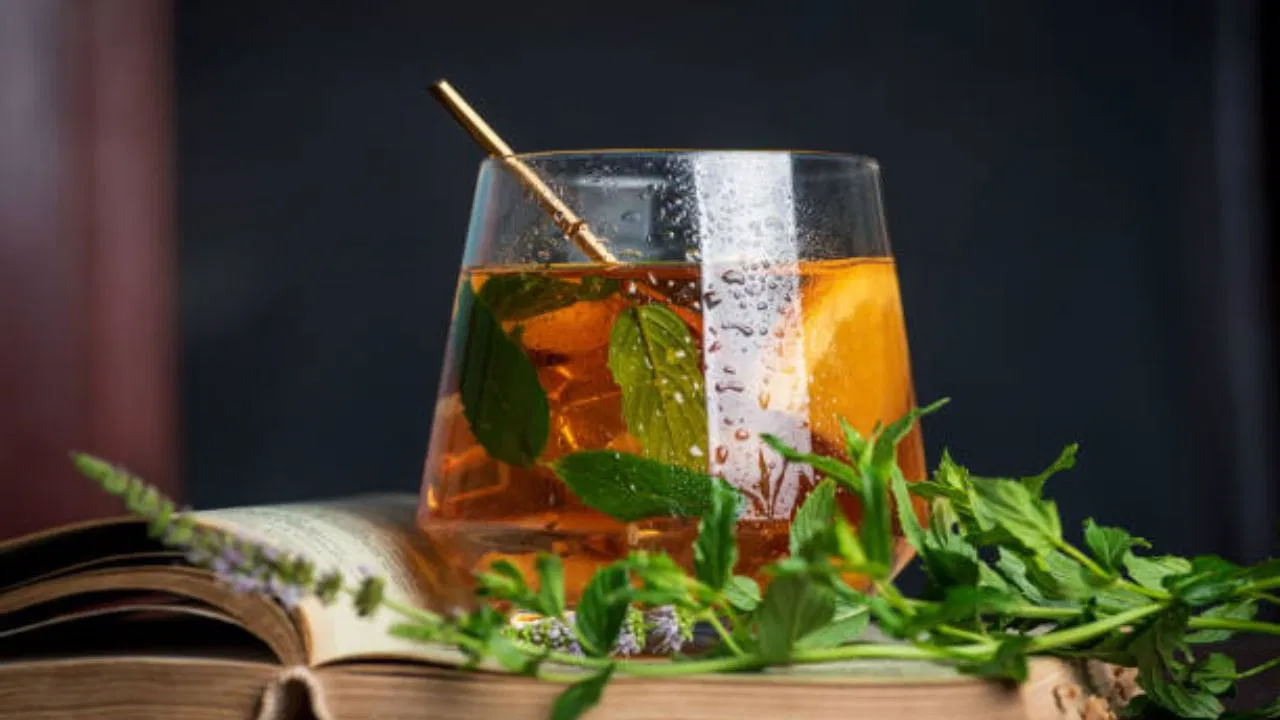 పుదీనా ఆకులు, ఏలకులుల్లో యాంటీ ఇన్‌ఫ్లమేటరీ, యాంటీమైక్రోబయల్ గుణాలు ఉంటాయి. ఇవి చర్మాన్ని నిర్విషీకరణ చేయడానికి సహాయపడతామి. ఈ పానీయం 7 రోజులు త్రాగితే చాలు.. మార్పు మీరే గమనిస్తారు. 