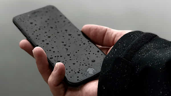 Smartphone: వర్షంలో మీ స్మార్ట్ఫోన్ తడిసిందా.? వెంటనే ఇలా చేయండి..