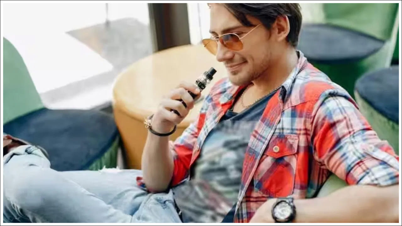 పరిశోధకుల వివరాల ప్రకారం.. ప్రతి రెండు గంటలకు 5-7 నిమిషాల పాటు ఏసీ స్విచ్ ఆఫ్ చేయాలి. తద్వారా ఏసీకి కొంత సౌలభ్యం లభించి, వేడి తగ్గుముఖం పడుతుంది. కానీ ఆ వేడికి చాలా మంది ఏసీ గదిలోనే సిగరెట్‌ తాగుతూనే ఉంటారు. దీని వల్ల కూడా ప్రమాదమని నిపుణులు చెబుతున్నారు. ఏసీలో సిగరెట్లు తాగకూడదంటున్నారు.