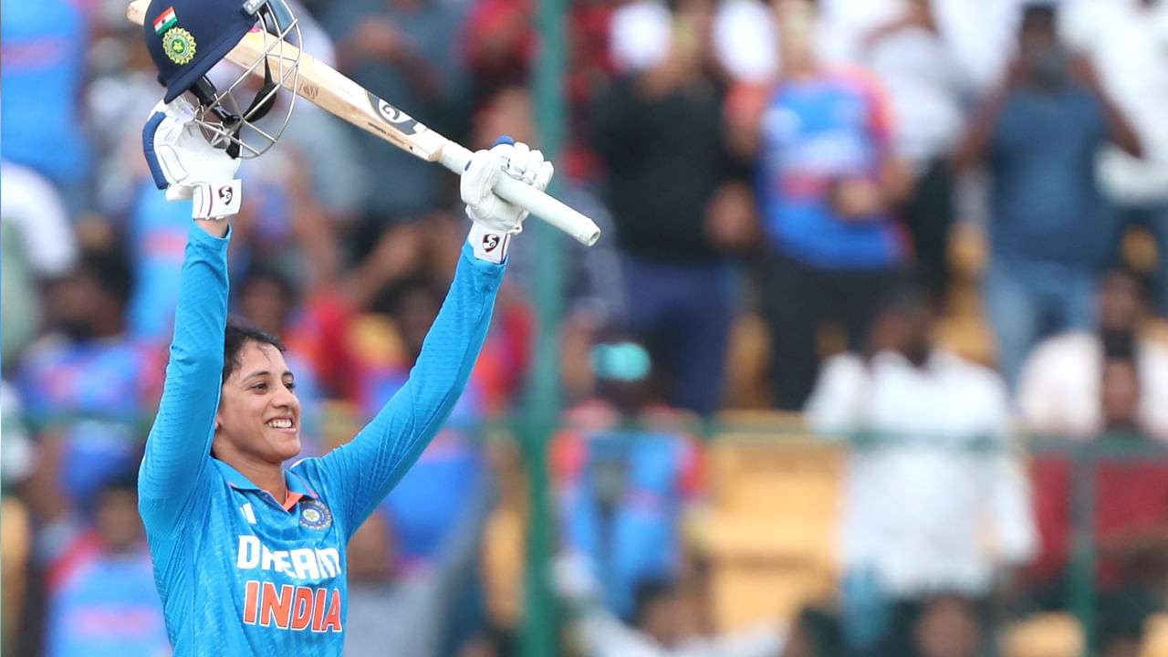 India Women vs South Africa Women, 2nd ODI: టీమిండియా స్టార్ బ్యాట్స్‌మెన్, ఓపెనర్ స్మృతి మంధాన మరోసారి అద్భుత బ్యాటింగ్ చేసింది. దక్షిణాఫ్రికాతో జరుగుతున్న వన్డే సిరీస్‌లో రెండో మ్యాచ్‌లోనూ మంధాన సెంచరీ చేసింది. బెంగళూరులోని చిన్నస్వామి స్టేడియంలో మంధాన 103 బంతుల్లో సెంచరీ సాధించింది. 