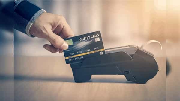 Student Credit Card: విద్యార్థుల కోసం ప్రత్యేకంగా క్రెడిట్ కార్డులు.. విదేశాల్లోనూ వాడుకునే వెసులుబాటు..