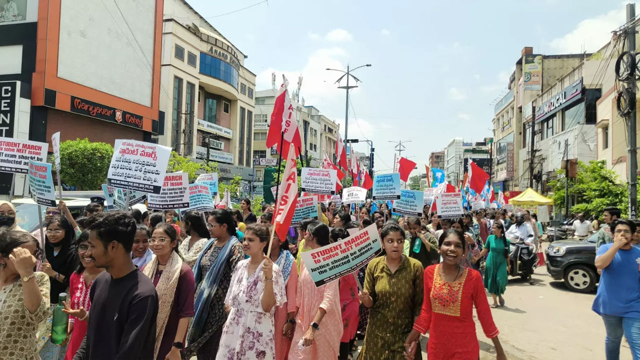 NEET Result row: నీట్ వివాదం.. దేశవ్యాప్తంగా రోడ్డెక్కుతున్న ప్రతిపక్షాలు, విద్యార్థులు