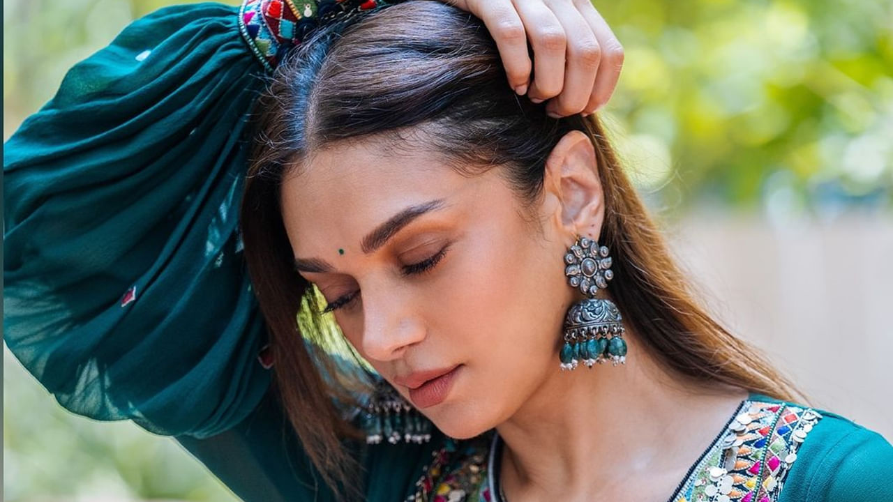 ఎప్పుడు సోషల్ మీడియాలో కూడా యాక్టీవ్ ఉండే ఈ బ్యూటీ తాజాగా ఇన్‌స్టాగ్రామ్ వేదికగా కొన్ని క్రేజీ ఫోటోలను షేర్ చేసింది. ఈ ఫోటోలకు కుర్రకారు ఫిదా అయిపోతున్నారు. దీంతో ఈ ఫొటోస్ ఇంటర్నెట్ లో వైరల్ గా మారాయి.