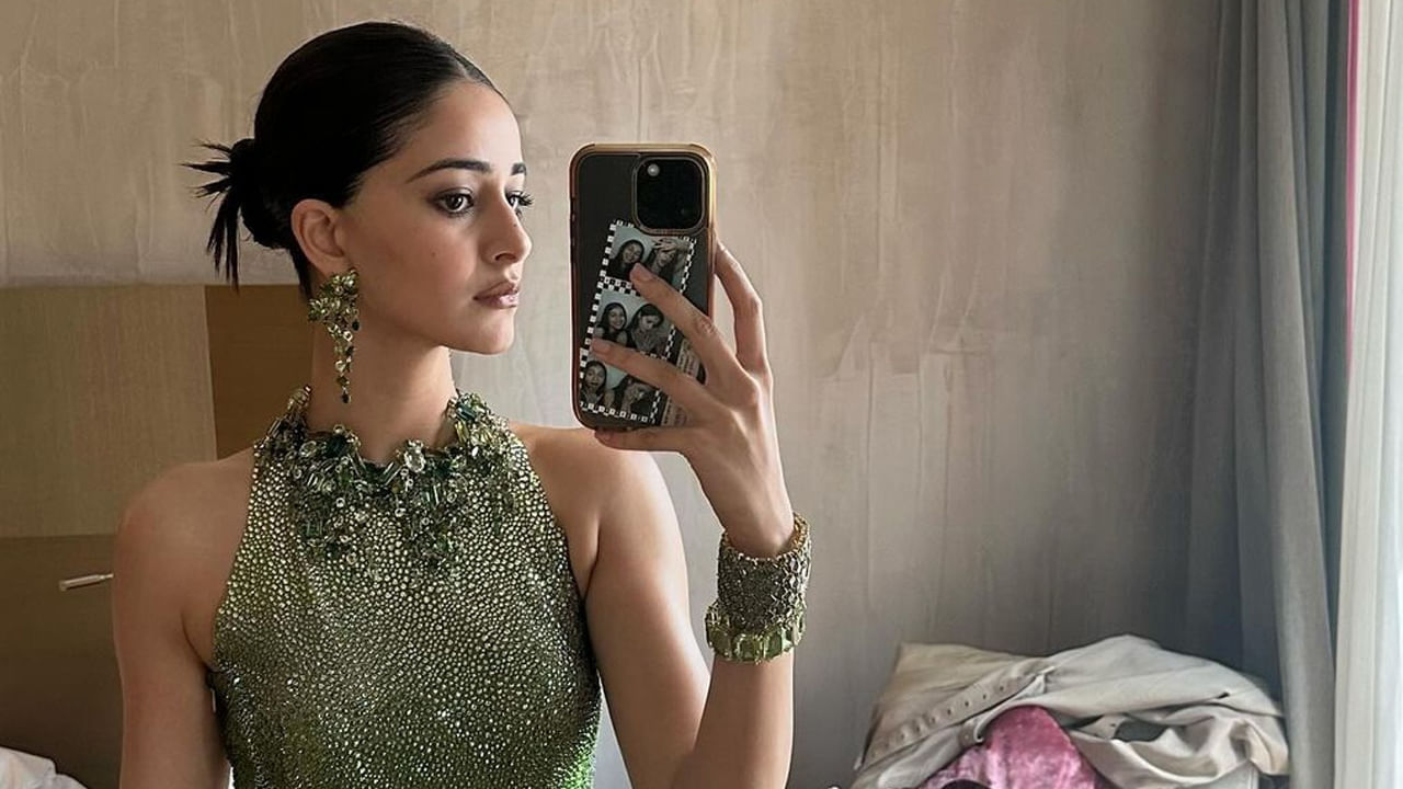  ఎప్పుడు సోషల్ మీడియాలో యాక్టీవ్ గా ఉంటు అభిమానాలు ఖుషి చేస్తుంది  ఈ వయ్యారి భామ.  ఇప్పుడు కూడా ఇన్‌స్టాగ్రామ్ వేదికగా కొన్ని ఫోటోలను అప్లోడ్ చేసింది. ఈ ఫోటోలను చూసిన అనన్య ఫ్యాన్స్ తెగ వైరల్ చేస్తున్నారు.