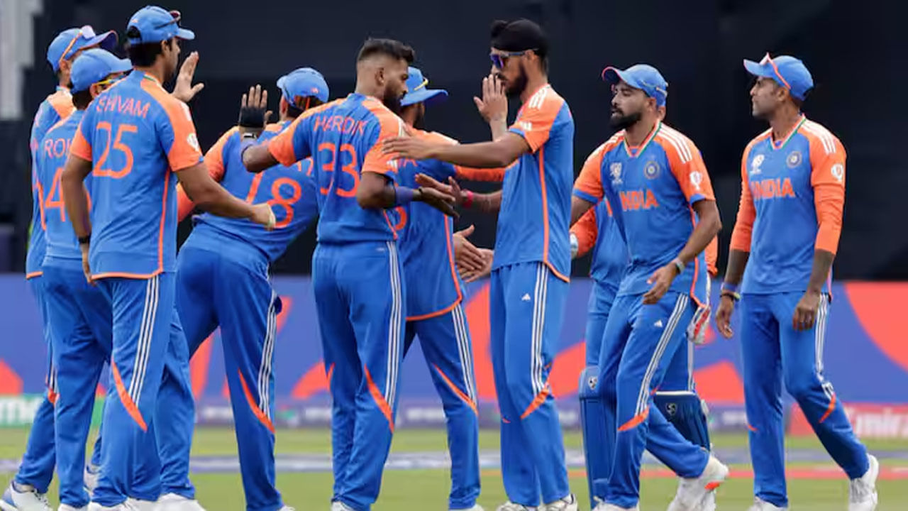 India vs Afghanistan T20 World Cup 2024 Super 8 Match: వెస్టిండీస్, USA సంయుక్తంగా ఆతిథ్యం ఇస్తున్న టీ20 ప్రపంచ కప్ 2024 సూపర్ 8 దశకు చేరుకునే మొత్తం ఎనిమిది జట్ల పేర్లు ఖరారయ్యాయి. అందులో భారత్ పేరు కూడా ఉంది. గ్రూప్ దశలో భారత్ ఆడిన నాలుగు మ్యాచ్‌లలో మూడింటిలో విజయం సాధించి, తదుపరి దశకు అర్హత సాధించింది. కెనడాతో జరిగిన చివరి గ్రూప్ మ్యాచ్ వర్షం కారణంగా రద్దు అయింది. రోహిత్ శర్మ నాయకత్వంలో గ్రూప్-ఏలో 4 మ్యాచ్‌లు ఆడిన టీమిండియా 7 పాయింట్లు సాధించి మొదటి స్థానంలో నిలిచి సూపర్ 8లో చోటు దక్కించుకుంది.