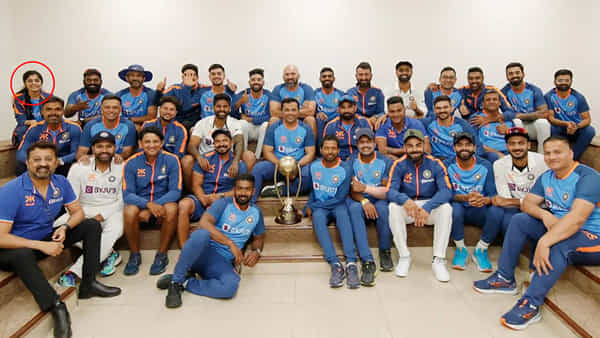 టీమిండియా స్టాఫ్తో ఉన్న ఈ మిస్టరీ గర్ల్ ఎవరో తెలుసా.? బ్యాగ్రౌండ్ తెలిస్తే షాకే