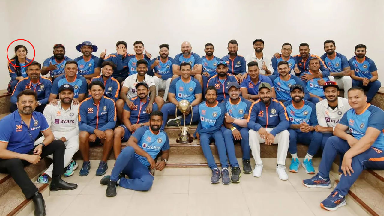 టీమిండియా స్టాఫ్‌తో ఉన్న ఈ మిస్టరీ గర్ల్ ఎవరో తెలుసా.? బ్యాగ్రౌండ్ తెలిస్తే షాకే